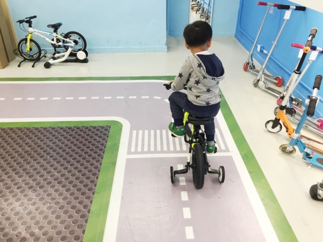 【親子友善單車店】任玩任試、超過100尺兒童單車賽道!