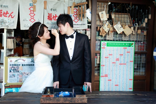  - Pre-wedding Taipei - Yankee - Yankee, Alex, 香港藏愛婚紗, $15,001至$20,000, 台北, , , 化妝: 完全了解我想要既效果, 令眼睛好有神采同自然 (因本身我係內雙眼皮的) 髮型方面: 因本, 花球都係拍攝當日訂的, 所以很新鮮~, 婚紗同晚裝都很特別, 同埋好多款式揀~, 搞笑, 宏偉建築