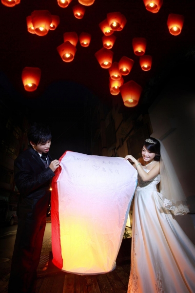  - Pre-wedding Taipei - Yankee - Yankee, Alex, 香港藏愛婚紗, $15,001至$20,000, 台北, , , 化妝: 完全了解我想要既效果, 令眼睛好有神采同自然 (因本身我係內雙眼皮的) 髮型方面: 因本, 花球都係拍攝當日訂的, 所以很新鮮~, 婚紗同晚裝都很特別, 同埋好多款式揀~, 搞笑, 宏偉建築