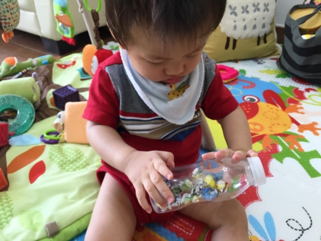 [父母必修課] 廢物利用! 教你一分鐘DIY自製寶寶玩具-膠樽雜誌紙 ♥