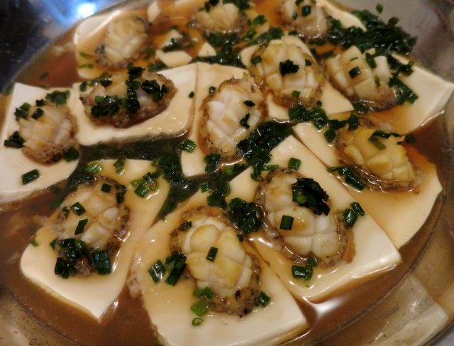 自創菜式：鮮鮑魚蒸豆腐