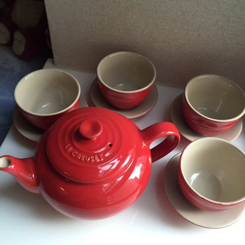 充滿幸褔的紅噹噹敬茶茶具！