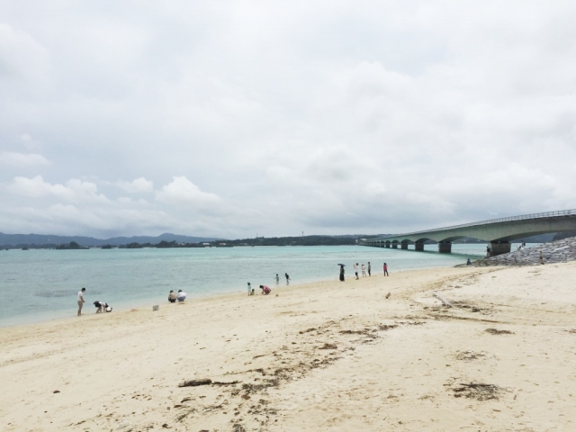 【沖繩自駕遊】神の島-古宇利島 。陽光海灘、心型岩、親子餐廳!