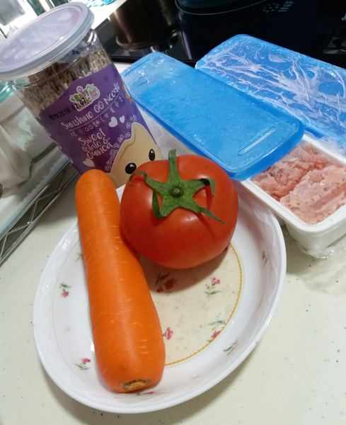小JM料理。紅蘿蔔蕃茄雞肉麵線（無湯版）