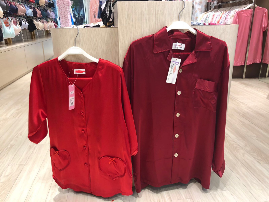 終於都買到情侶裝高質紅睡衣喇?