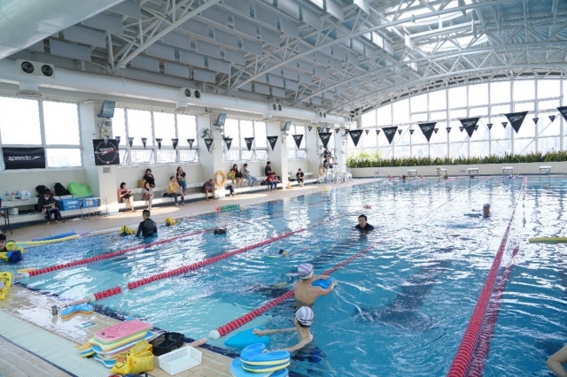 悠姐兒童游泳班初體驗 –泳會排名首選史丹福游泳學校