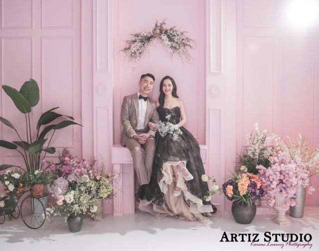 先分享一些相片，多謝各位祝福；Artiz Studio的李老師、Eva及Alan的團隊專業投入，令整個拍攝pre-wedding的過程氣氛愉快，拍出來的照片更是意想不到的令人滿意。 - Pre-Wedding - KanesDerek - Kanes, Derek, Korean Artiz Studio, $15,001至$20,000, 銅鑼灣, artiz studio, 標準, 愉快、影出來效果好, 典雅, 美麗多款式, 韓式, 影樓/影城/攝影基地