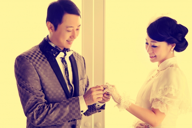  - 分享最美婚照 - 索妮 - 雅士, 文人, U Weddings, $1000至$5000, , , 本是該公司送的價值$4888套餐，包12張相及一個造型，加了$3200up grade左2個造型, 身為化妝及模特兒的我，想有與眾不同的形象，與化妝溝通過後，完全可以做到我想要的效果，值得一讚！, 沒有, 我選了一件全新亦是唯一的Vintage婚紗，本身好不起眼，配合了化妝及髮型及自攜道具，令大家眼前, 復古, 影樓/影城/攝影基地