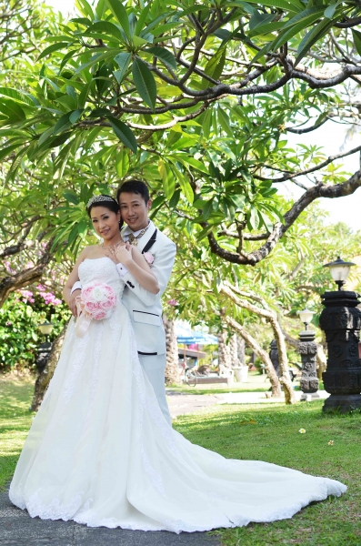  - 分享最美婚照  @ Bali - 索妮 - Soni, Kenneth, Wedding abroad, $45,001至$50,000, , , $47000套餐包鑽石教堂、牧師、証婚官、4小時攝影、婚禮錄影、婚紗禮服、化妝髮型、所有相片CD, 未太理想，手腳超慢，差點悟了婚禮時間，要自行補妝及整理！, 有提供當地盛產的鮮雞蛋花花球及襟花，但我亦有自攜絲花牡丹花球及襟花！, 全新度身訂做婚紗及禮服，最後是歸我們擁有，另自攜便服！, , 