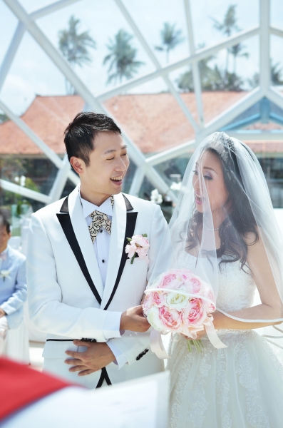  - 分享最美婚照  @ Bali - 索妮 - Soni, Kenneth, Wedding abroad, $45,001至$50,000, , , $47000套餐包鑽石教堂、牧師、証婚官、4小時攝影、婚禮錄影、婚紗禮服、化妝髮型、所有相片CD, 未太理想，手腳超慢，差點悟了婚禮時間，要自行補妝及整理！, 有提供當地盛產的鮮雞蛋花花球及襟花，但我亦有自攜絲花牡丹花球及襟花！, 全新度身訂做婚紗及禮服，最後是歸我們擁有，另自攜便服！, , 