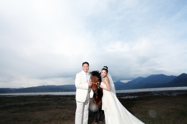  - 雲南如畫仙境 - 092584 - Karen, Ray, Cool Wedding, $25,001至$30,000, 雲南(包括麗江、大理、香格里拉), , 包所有相底、一個油畫、兩本大小相簿，男禮服兩套及女禮服四套, 化得很自然, Diy, 數量很少，有殘舊, 自然, 海邊/湖泊